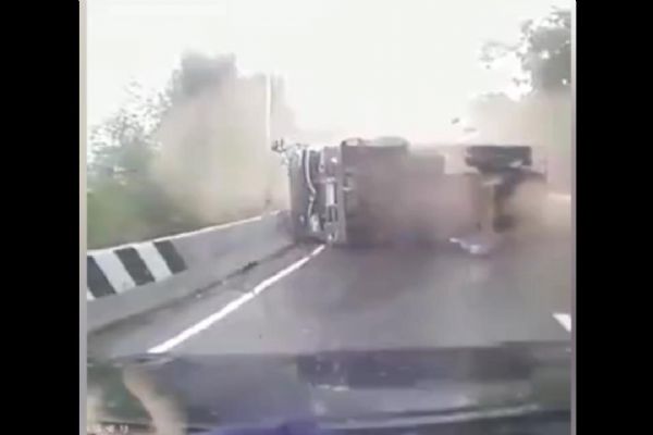 Hızla giden kamyon virajda devrildi