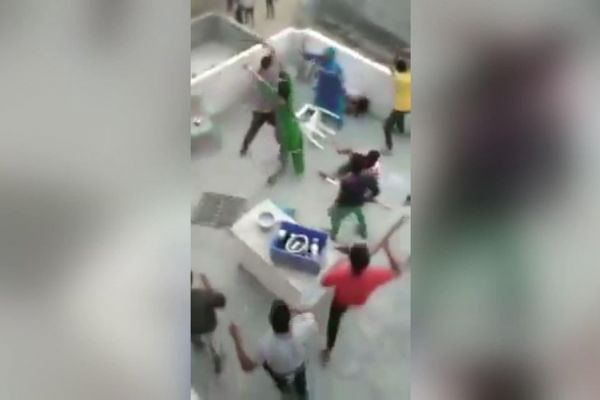 Hindular Pakistanlı aileyi darp etti