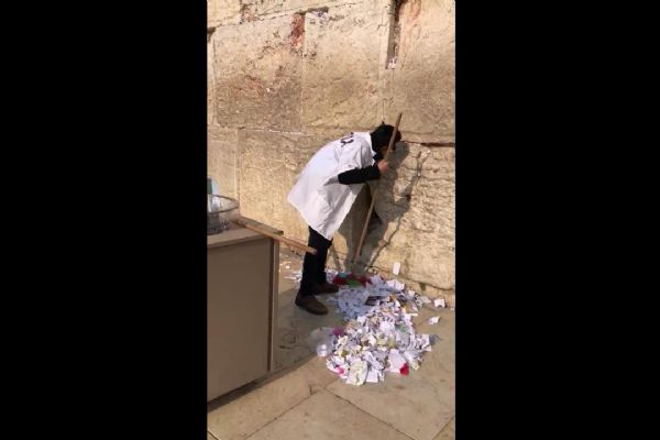 Ağlama (Burak) Duvarına yerleştirilen dualar çöpe atılıyor