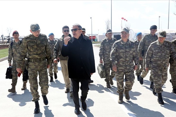Bakan Akar ve komutanlar Suriye sınırında