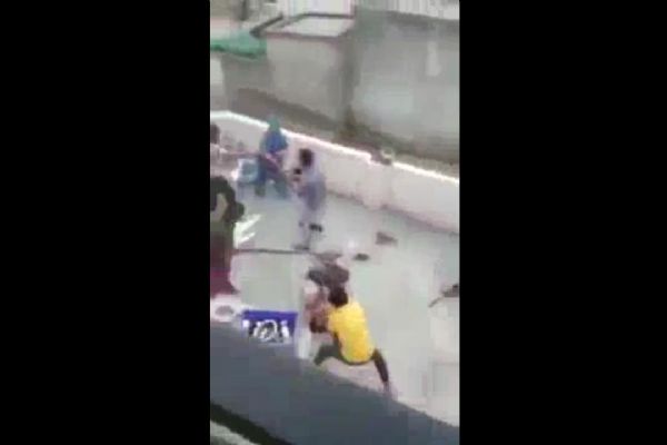 Budist Hindular Müslümanların evini bastı