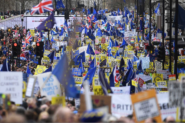 İngiliz halkı yeni referandum için sokakta