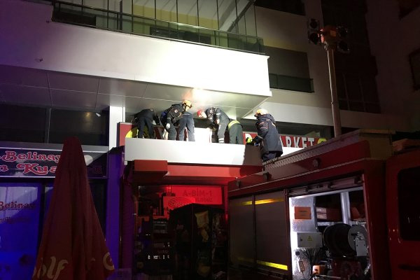 Marketin asma tavanı çöktü, 2 kişi mahsur kaldı