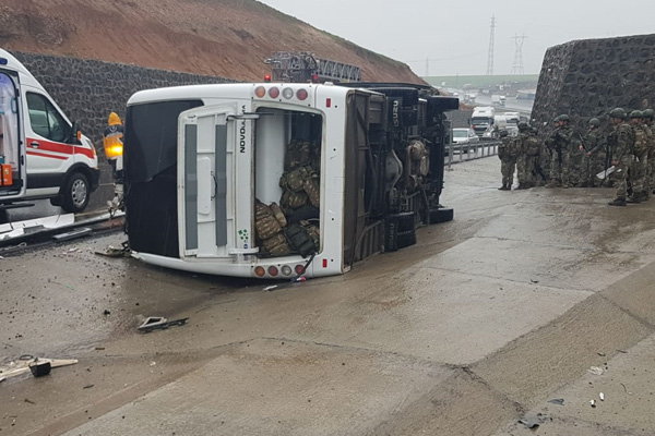 Şırnak'ta askeri araç devrildi: Çok sayıda yaralı var