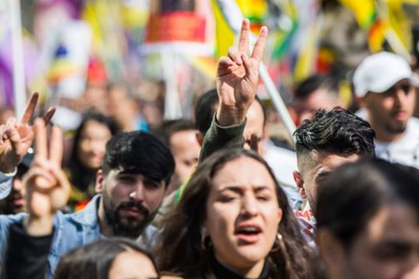 Almanya, Öcalan ve PKK bayraklarına izin vermedi