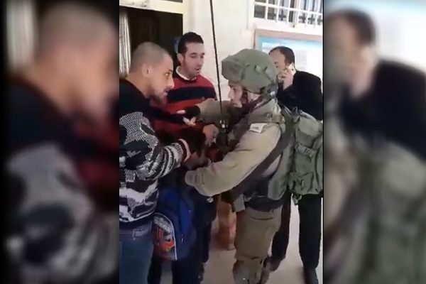 Siyonist İsrail askerleri Filistinli küçük öğrenciyi tutukladı