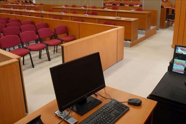 Hakim adil yargılama için duruşma salonundan çıktı