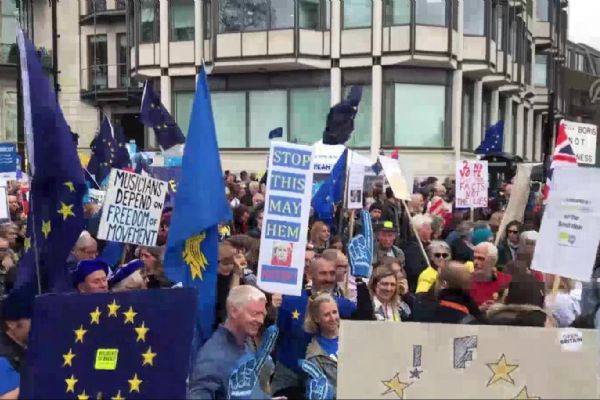 Brexit için referandum isteyen 1 milyon kişi sokaklara döküldü