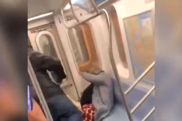 Yaşlı kadını tekmeleyen şahsı izleyip videoya çektiler