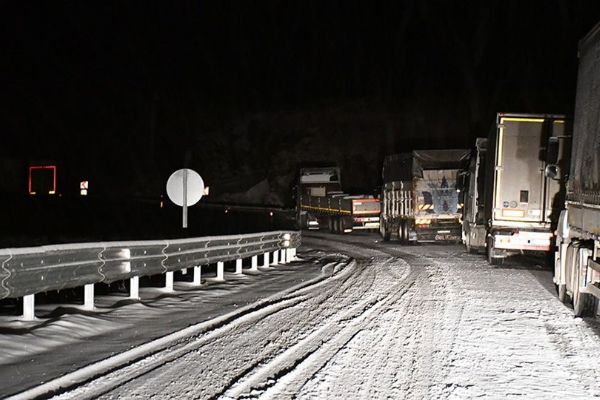 Tendürek'te yağan kar araçlara geçit vermedi