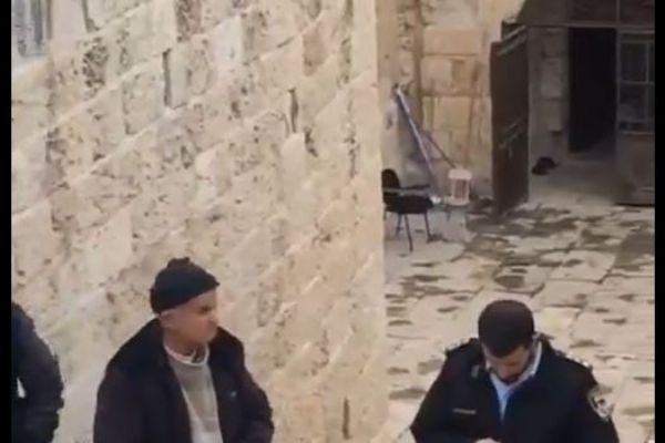 İşgalci İsrail askeri dua eden yaşlı adamı tutukladı