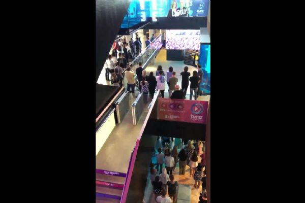 Yeni Zelanda'da Cuma ezanı okunduğu sırada bir avmnin içerisi.