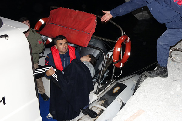 Çanakkale’de göçmenleri taşıyan tekne battı: 3 kadın ve 1 bebek öldü