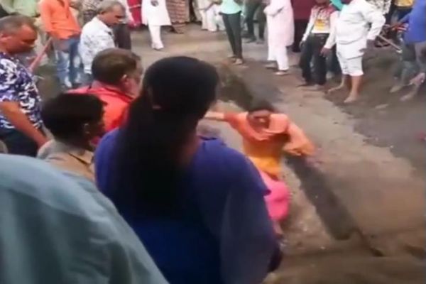 Festivalde kadın kızgın kömürlerin içine düştü