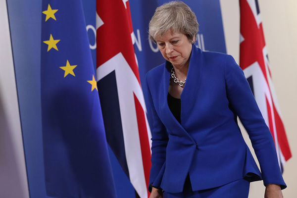 Brexit krizi, May hükümetini sarsıyor: 2 bakan istifa etti