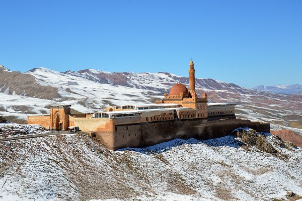 Tarihi İshak Paşa Sarayı baharda beyaza büründü
