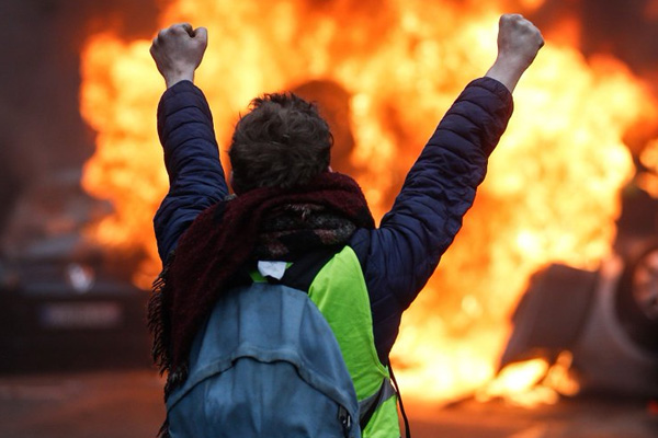 Sarı Yelekliler'e Paris'te gösteri yasağı
