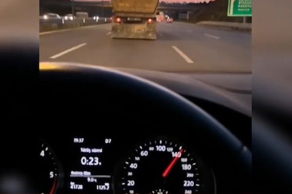 Hafriyat kamyonu kural tanımadı