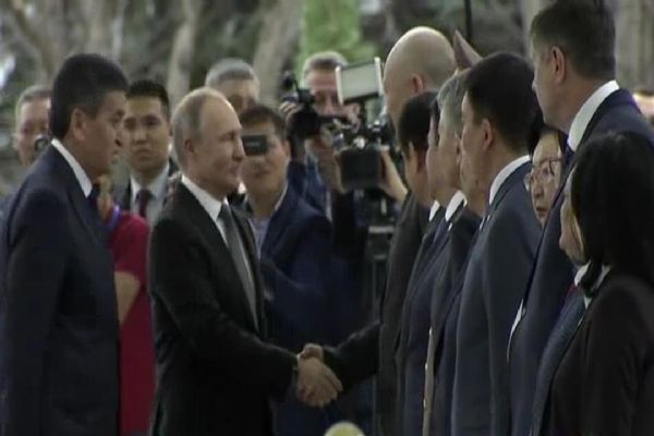 Vladimir Putin, Kırgızistan'da askeri tören ile karşılandı