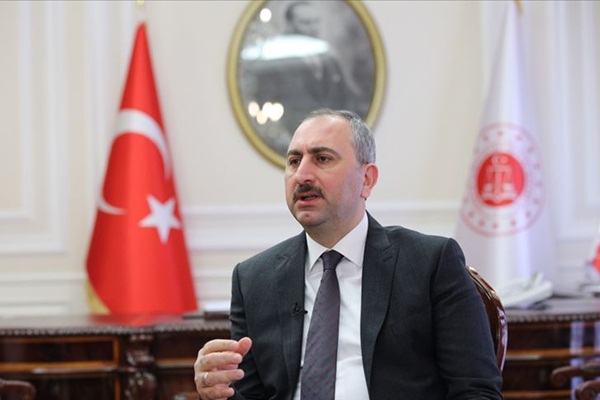 Bakan Gül: Bu ülkede millet tankın altına yatarken sen nasıl içersin?