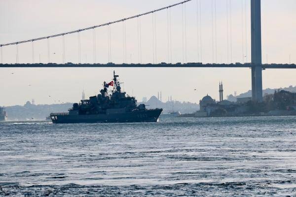 NATO'nun savaş gemileri İstanbul Boğazı'ndan geçti