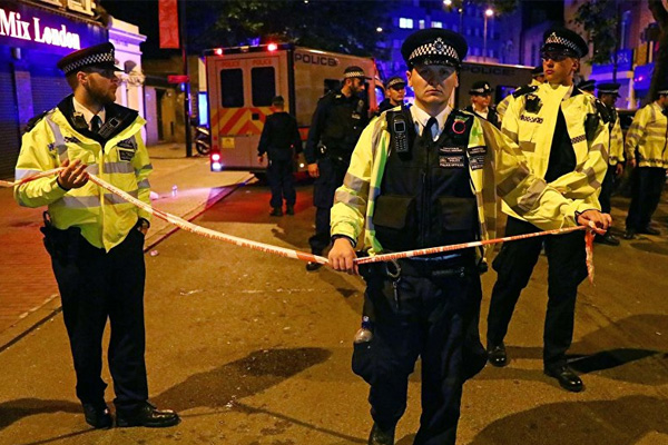 İngiltere’de bıçaklı saldırganlar camiye girince polis harekete geçti