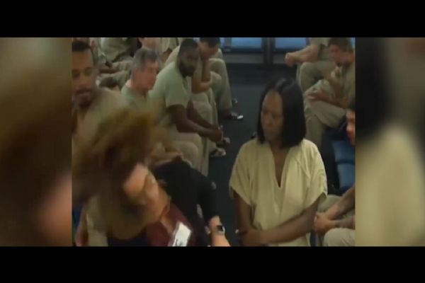 ABD'de mahkum avukatını yumrukla yere serdi