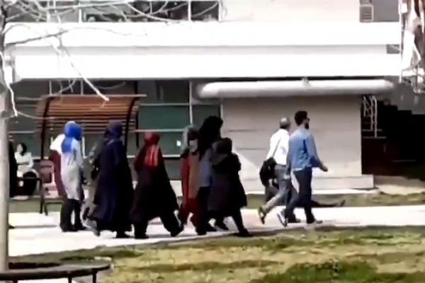 Üniversite kampüsünde başörtülü öğrencilerle dalga geçtiler