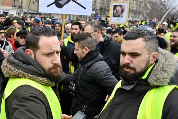 Sarı yeleklilerin liderine 'izinsiz gösteriden' para cezası