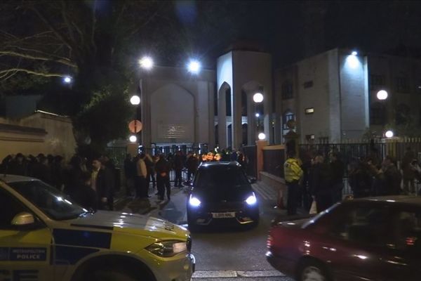 Londra'da polis, zanlıları yakalamak için camiye girdi