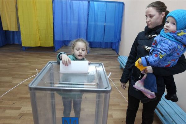 Ukrayna devlet başkanını seçmek için sandık başında