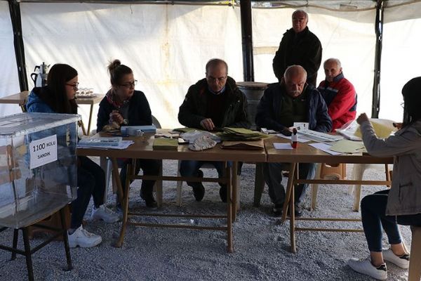 Depremzedeler çadırda oy kullanıyor