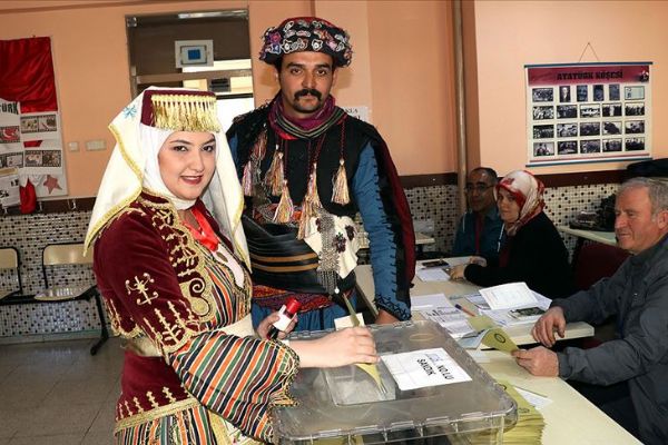 'Efe kıyafeti' ile oy kullandılar