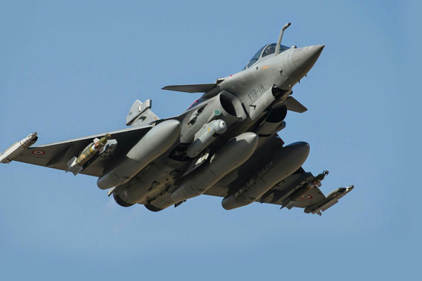 Hindistan'a ait savaş uçağı düştü