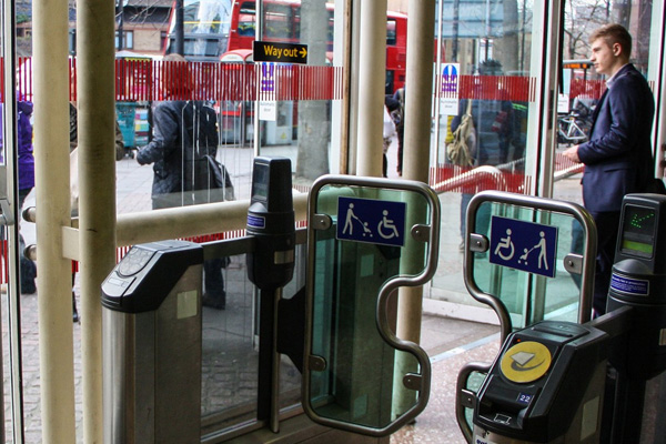 Elinde balon taşıyan kadınlara terörist muamelesi yaptı