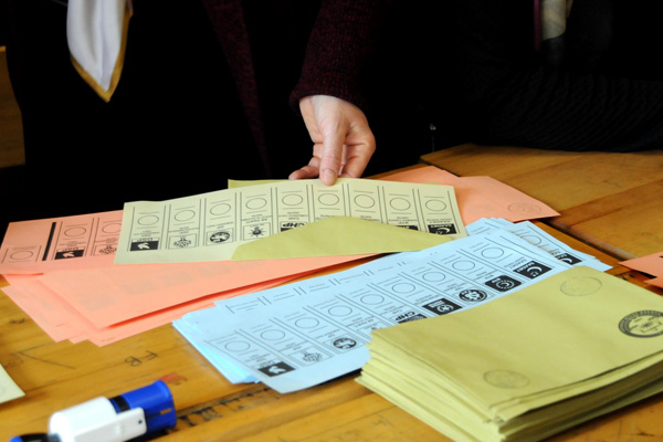 Ankara'da oyları sobada yaktığı iddia edilen kişiler gözaltında