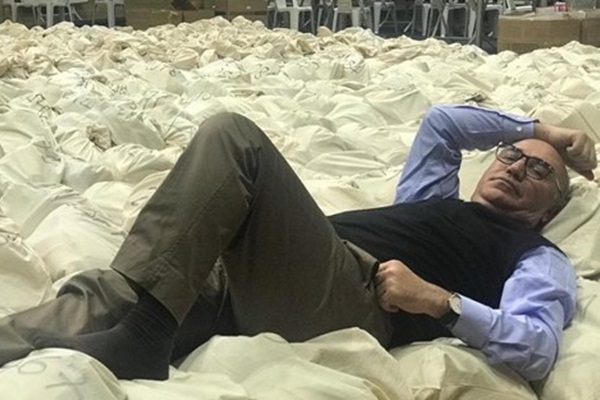 CHP'li vekil Mahmut Tanal, oy torbalarının üzerine yattı