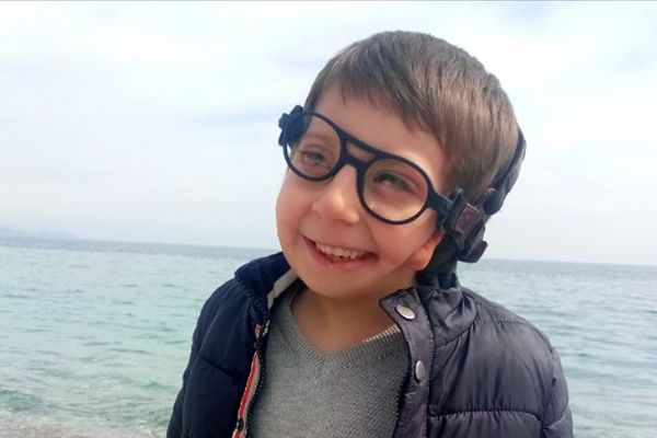 Görme sorunu yaşayan Mert için özel gözlük üretildi