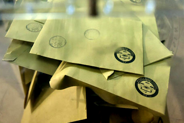 İstanbul'da son durum: 15 ilçede geçersiz oylar, 3 ilçede tüm oylar sayılıyor