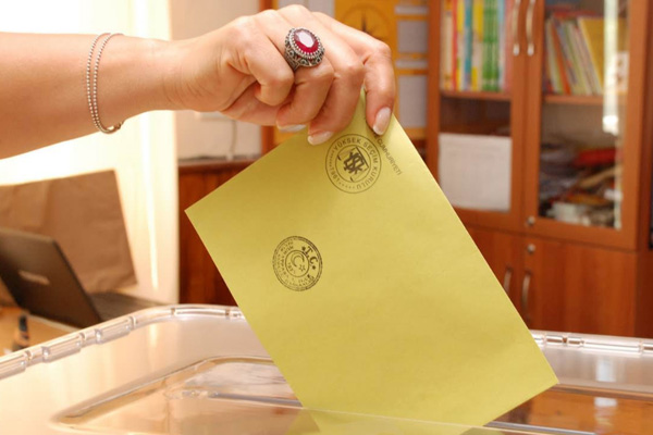 Bergama ilçesinde Ak Parti'nin 165 oyu için 5 yazılmış