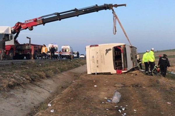 Denizli'de yolcu otobüsü devrildi: 2 ölü, 22 yaralı