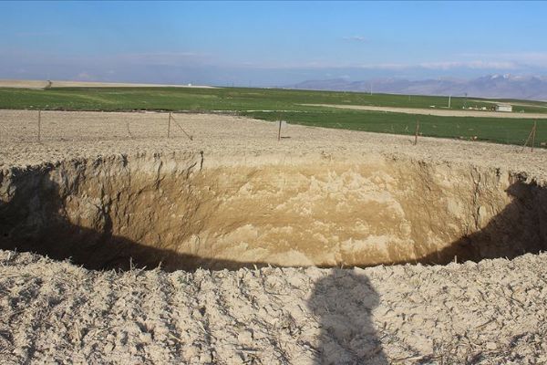 Konya'da 30 metre çapında obruk oluştu
