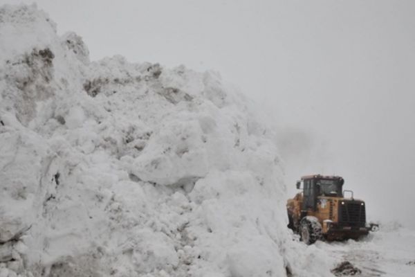 Baharda 8 metre karla mücadele