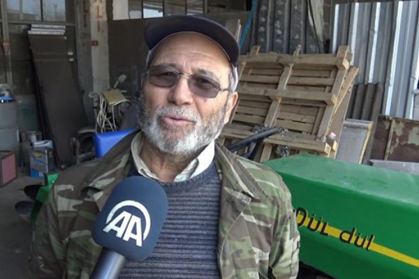 Bahçesini sürmek için su motorundan 'traktör' yaptı