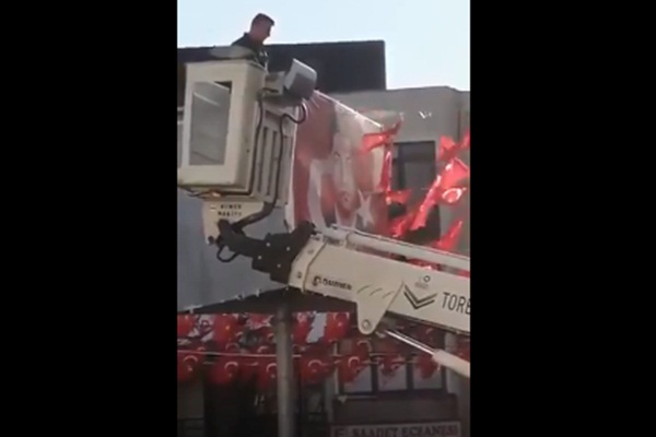 AK Parti'den CHP'ye geçen İzmir Torbalı'da Belediye Başkanı, Ömer Halisdemir'in resmini söktü