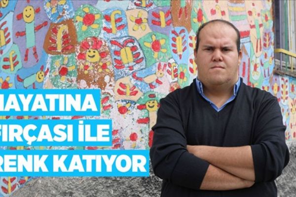 Hayatına fırçası ile renk katıyor