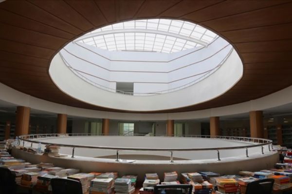 Gün ışığında okuma keyfi sunan kütüphane