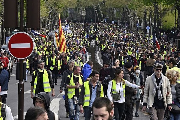 Fransa'da sarı yelekliler sokaklarda