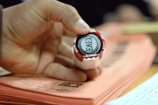 Ak Parti İstanbul'un 38 ilçesi için yeniden sayım talep etti