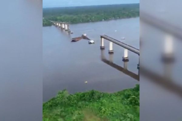 Brezilya’da feribot köprüye çarptı